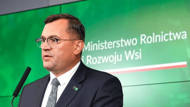 minister stoi z mikrofonem na tle zielonej ścianki z napisem: ministerstwo rolnictwa i rozwoju wsi