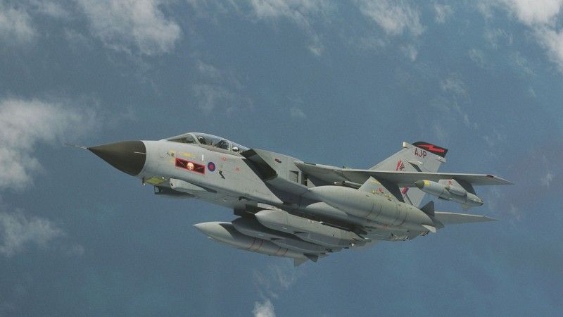 Samolot uderzeniowy Panavia Tornado GR4 Królewskich Sił Powietrznych z dwoma pociskami manewrującymi MBDA Storm Shadow podwieszonymi pod kadłubem.