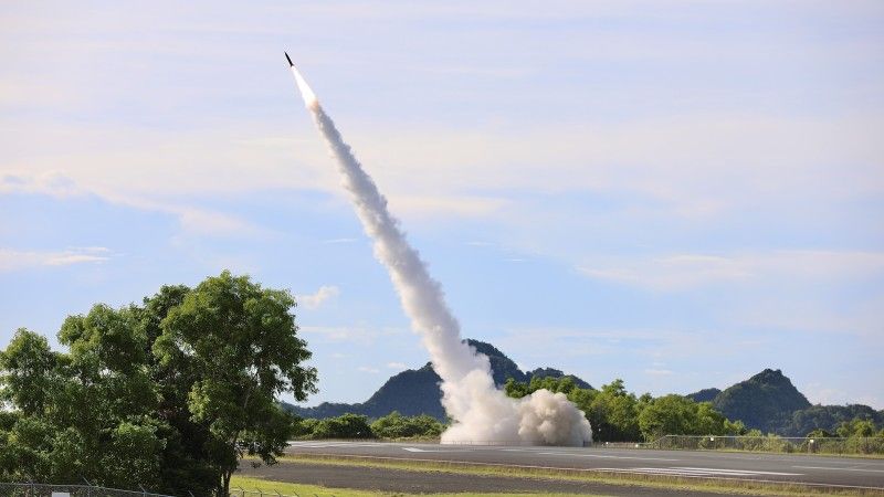 Wystrzelenie pocisku rakietowego PrSM z wyrzutni rakiet AML (Autonomous Multi-Domain Launcher), czyli bezzałogowego wariantu M142 HIMARS. Strzelanie odbyło się w ramach ćwiczeń Valiant Shield 24 na wyspach Palau w czerwcu 2024 roku.