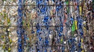 sprasowane plastikowe butelki w zakładzie recyklingu