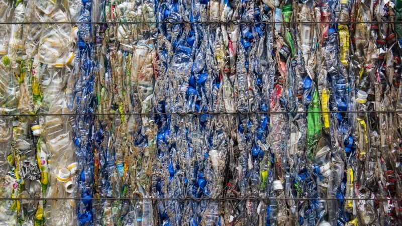 sprasowane plastikowe butelki w zakładzie recyklingu