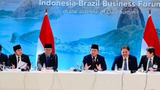Prabawo Subianto i inni indonezyjscy politycy siedzą za stołem na tle ścianki z napisem: Indonesia-Brazil Business Forum in the sideline of G20 summit