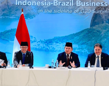 Prabawo Subianto i inni indonezyjscy politycy siedzą za stołem na tle ścianki z napisem: Indonesia-Brazil Business Forum in the sideline of G20 summit