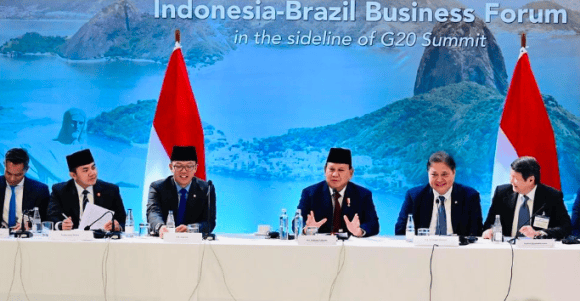 Prabawo Subianto i inni indonezyjscy politycy siedzą za stołem na tle ścianki z napisem: Indonesia-Brazil Business Forum in the sideline of G20 summit