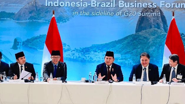 Prabawo Subianto i inni indonezyjscy politycy siedzą za stołem na tle ścianki z napisem: Indonesia-Brazil Business Forum in the sideline of G20 summit