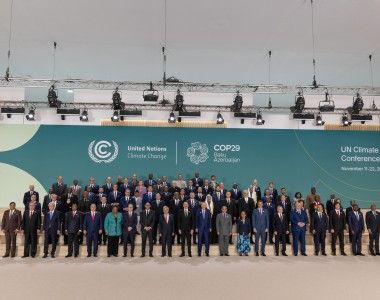 głowy państw stoją z sekretarzem generalnym ONZ na tle ścianki COP29