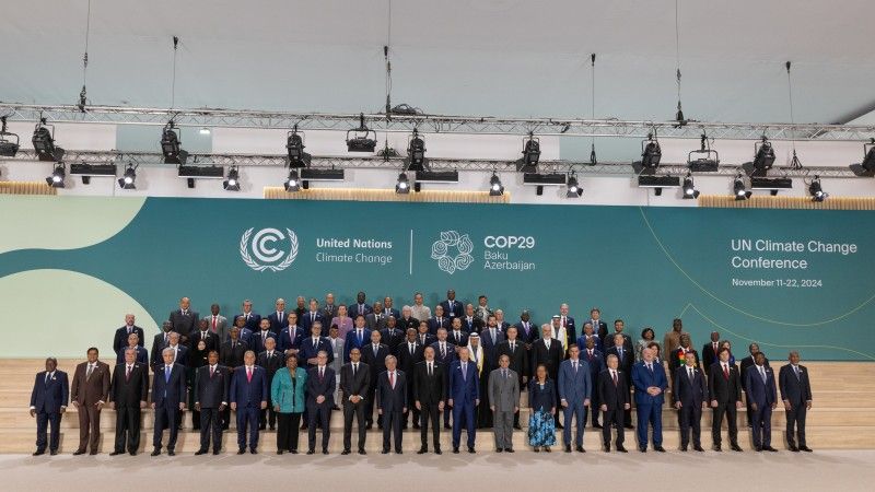 głowy państw stoją z sekretarzem generalnym ONZ na tle ścianki COP29