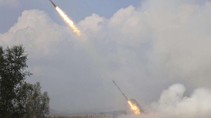 Nieokreślonego typu nowa północnokoreańska wieloprowadnicowa wyrzutnia rakiet kal. 240 mm.