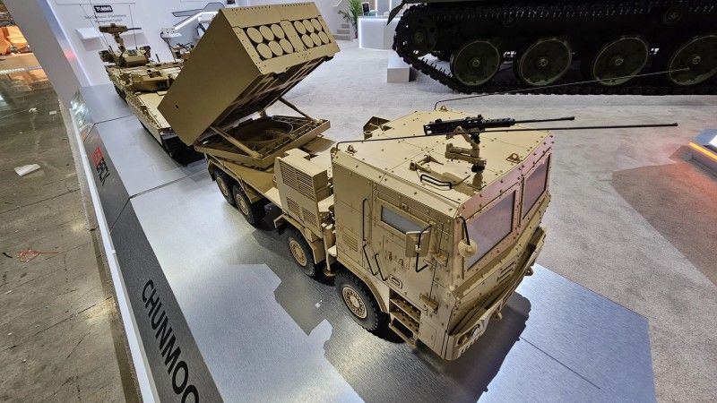 Model wieloprowadnicowej wyrzutni rakiet K239 Chunmoo.