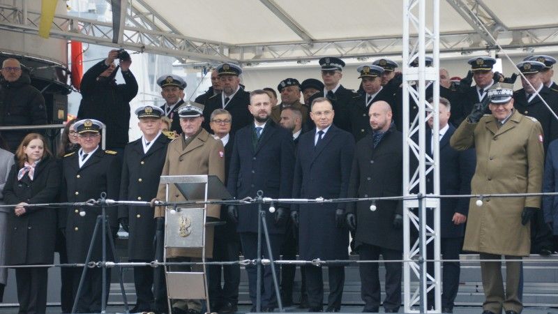 Z pokładu ORP Błyskawica najważniejsi uczestnicy Święta MW odebrali defiladę pododdziałów MW.