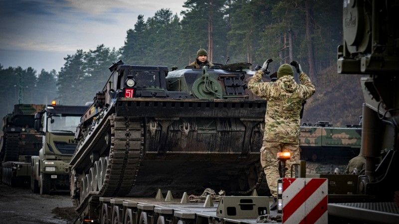 Polski wóz zabezpieczenia technicznego Bergepanzer 2 oraz czołg podstawowy Leopard 2PL podczas załadunku na zestawy niskopodwoziowe.