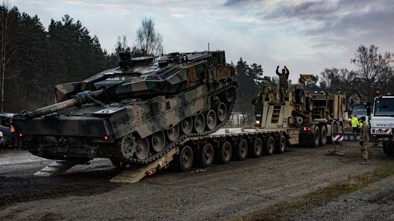 Polski czołg Leopard 2PL podczas załadunku na zestaw niskopodwoziowy.