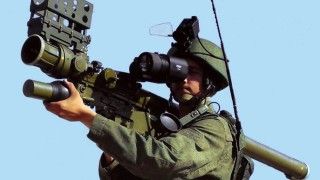 Zestaw 9K333 Wierba z rzadko stosowanymi przez rosyjskie wojsko: anteną interrogatora systemu IFF i celownikiem termowizyjnym