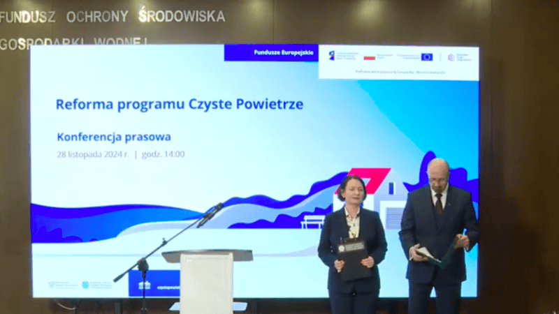 Prezeska i wiceprezes stoją na tle ekranu z napisem: reforma programu Czyste Powietrze, Konferencja prasowa, 28 listopada 2024 r. 14:00