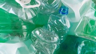 zgniecione plastikowe butelki