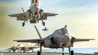 Włoskie samoloty wielozadaniowe F-35B Lightning II lądują na lekkim lotniskowcu Cavour.