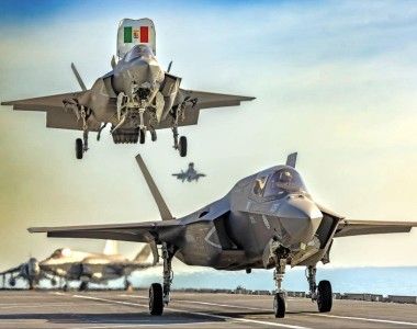 Włoskie samoloty wielozadaniowe F-35B Lightning II lądują na lekkim lotniskowcu Cavour.