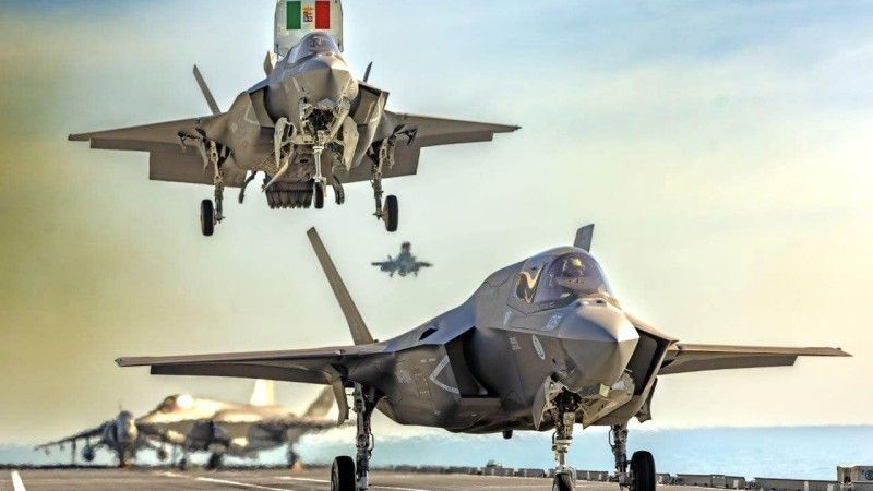 Włoskie samoloty wielozadaniowe F-35B Lightning II lądują na lekkim lotniskowcu Cavour.