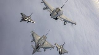 Włoskie samoloty wielozadaniowe Eurofighter Typhoon i francuskie Dassault Rafale patrolują przestrzeń powietrzną Litwy w ramach operacji Baltic Air Policing.