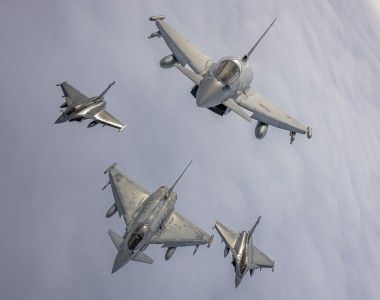 Włoskie samoloty wielozadaniowe Eurofighter Typhoon i francuskie Dassault Rafale patrolują przestrzeń powietrzną Litwy w ramach operacji Baltic Air Policing.