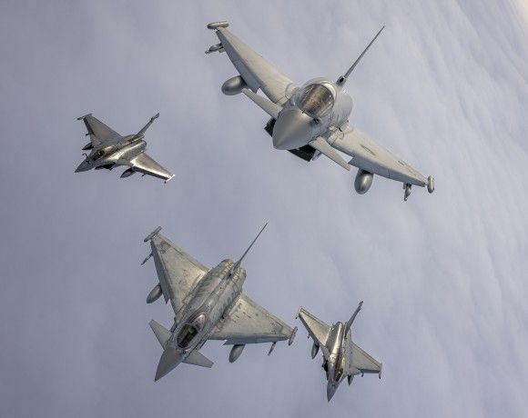 Włoskie samoloty wielozadaniowe Eurofighter Typhoon i francuskie Dassault Rafale patrolują przestrzeń powietrzną Litwy w ramach operacji Baltic Air Policing.