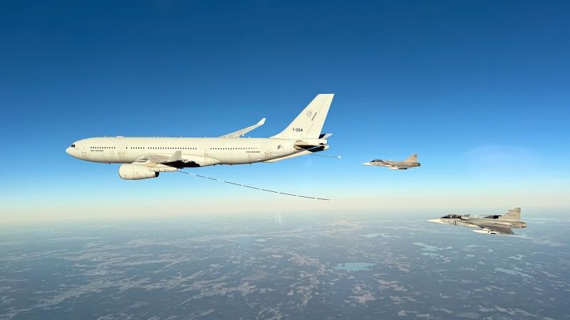 Szwedzkie samoloty wielozadaniowe JAS 39C Gripen podchodzą do tankowania z francuskiej latającej cysterny Airbus A330 MRTT.