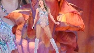 Taylor Swift podczas koncertu w kostiumie pokrytym kryształkami i błyszczących kozakach