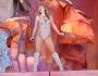 Taylor Swift podczas koncertu w kostiumie pokrytym kryształkami i błyszczących kozakach