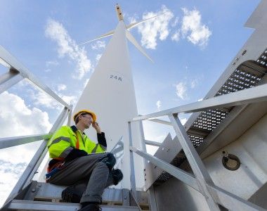 Technik w stroju roboczym przy turbinie wiatrowej