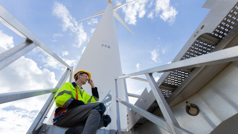 Technik w stroju roboczym przy turbinie wiatrowej