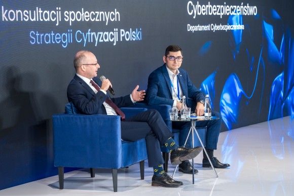 Wiceminister cyfryzacji Paweł Olszewski w czasie konsultacji Strategii Cyfryzacji Państwa oraz płk Łukasz Wojewoda, dyrektor Departamentu Cyberbezpieczeństwa w MC.