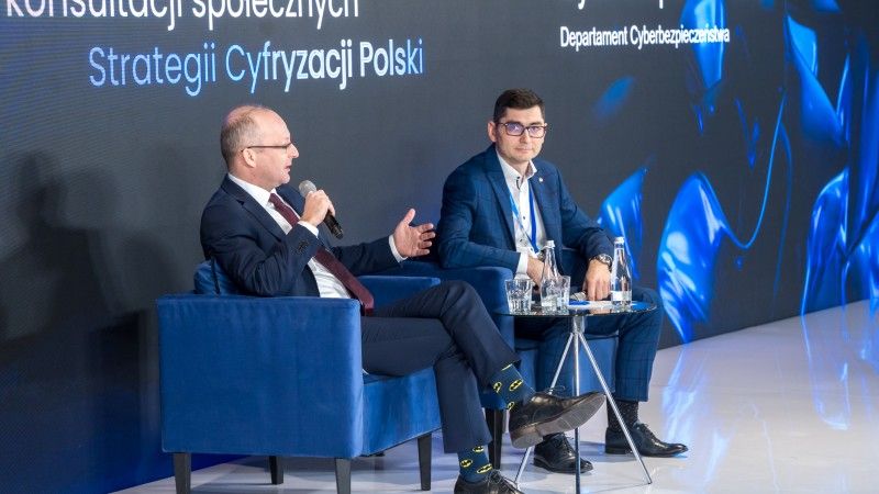 Wiceminister cyfryzacji Paweł Olszewski w czasie konsultacji Strategii Cyfryzacji Państwa oraz płk Łukasz Wojewoda, dyrektor Departamentu Cyberbezpieczeństwa w MC.