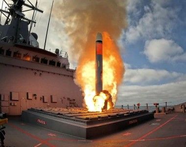Niszczyciel HMAS „Brisbane” odpala pocisk Tomahawk u wybrzeży Stanów Zjednoczonych koło San Diego.