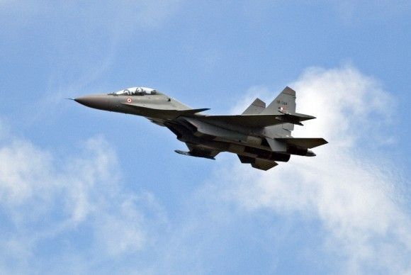 Indyjski Suchoj Su-30MKI nad bazą lotniczą RAF Waddington.