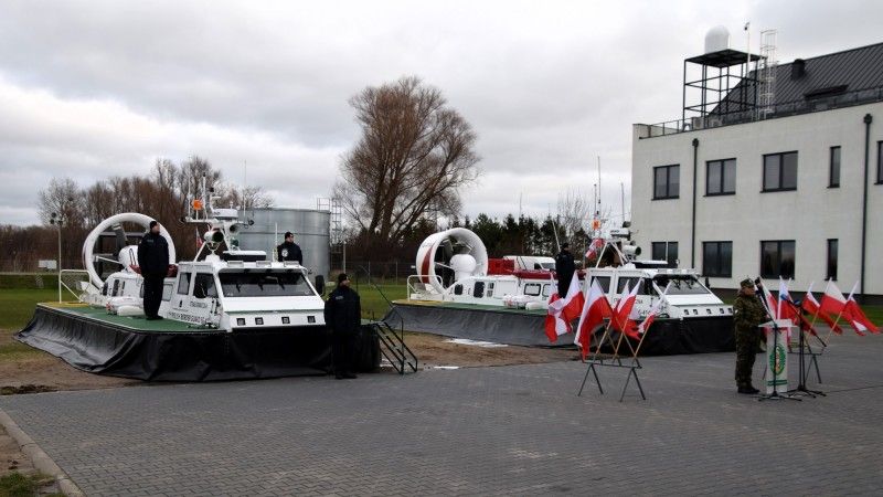 Uroczystość podniesienia bandery na nowych poduszkowcach Morskiego Oddziału Straży Granicznej.