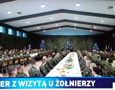 Premier i szef MON spotkali się z żołnierzami w Gołdapi