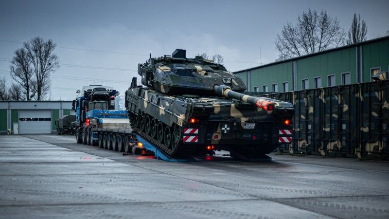 Węgierski Leopard 2A7HU podczas transportu na cywilnym zestawie niskopodwoziowym.