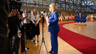 Hennig-Kloska przemawia na konferencji prasowej w Brukseli