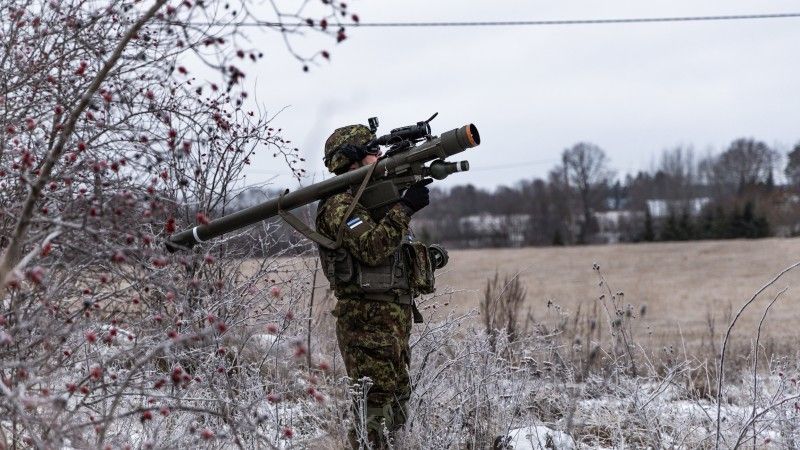 Estoński żołnierz z polskiej produkcji naramienną wyrzutnią pocisków przeciwlotniczych bardzo krótkiego zasięgu Piorun.