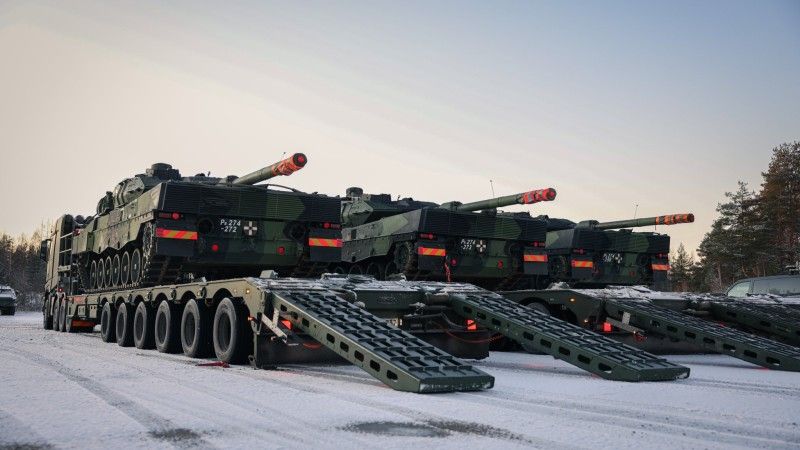 Fińskie czołgi podstawowe Leopard 2A6 na zestawach niskopodowoziowych.