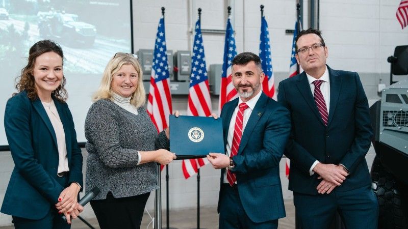 Pamiątkowe zdjęcie z uroczystego otwarcia pierwszego zakładu produkcyjnego Roshel Smart Armored Vehicles na terenie USA (Shelby Township w stanie Michigan). Na zdjęciu widzimy m.in. CEO firmy Romana Szymonowa.