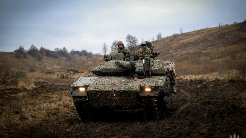 Ukraiński bojowy wóz piechoty CV9040C/Strf 9040C z multispektralnym pokryciem maskującym Saab Baraccuda należący do 21 Brygady Zmechanizowanej.