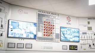 wnętrze centrum sterowania reaktorem Maria