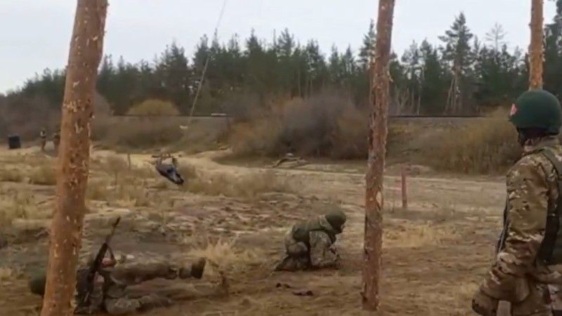 kadr z nagrania ilustrującego "huśtawkę z dronami"