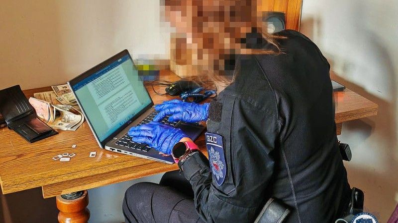 Cyberpolicjantka w czasie czynności operacyjnych