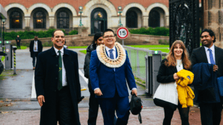 Prawnicy wychodzą z Pałacu Pokoju w Hadze