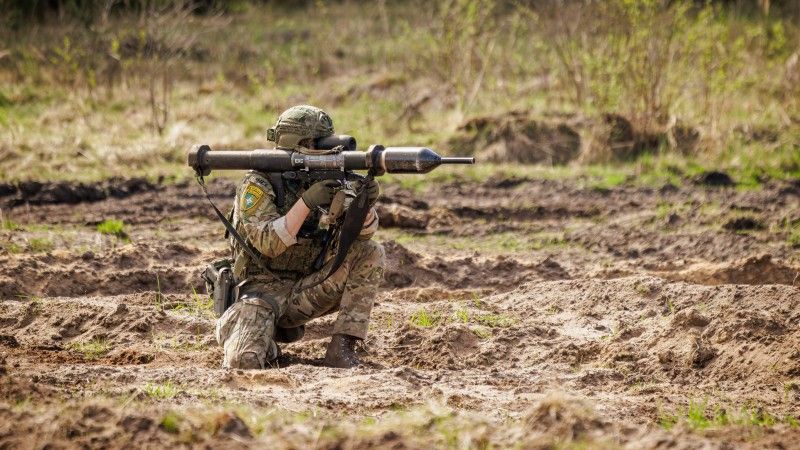 Holenderski żołnierz z granatnikiem przeciwpancernym Panzerfaust 3 podczas ćwiczeń Grupy Bojowej NATO na Litwie.