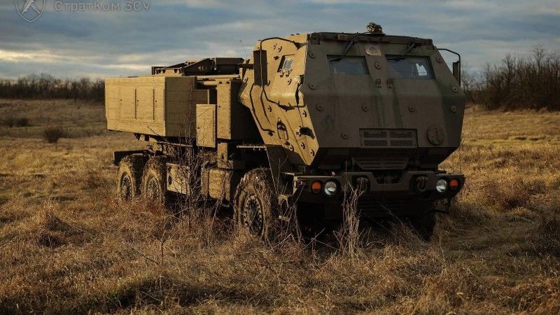 Ukraińska wieloprowadnicowa wyrzutnia rakiet M142 HIMARS.
