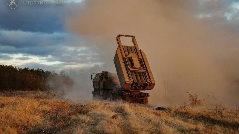 Ukraińska wieloprowadnicowa wyrzutnia rakiet M142 HIMARS.