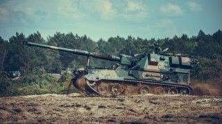 Armatohaubica samobieżna Krab na poligonie podczas ćwiczeń Anakonda-23.